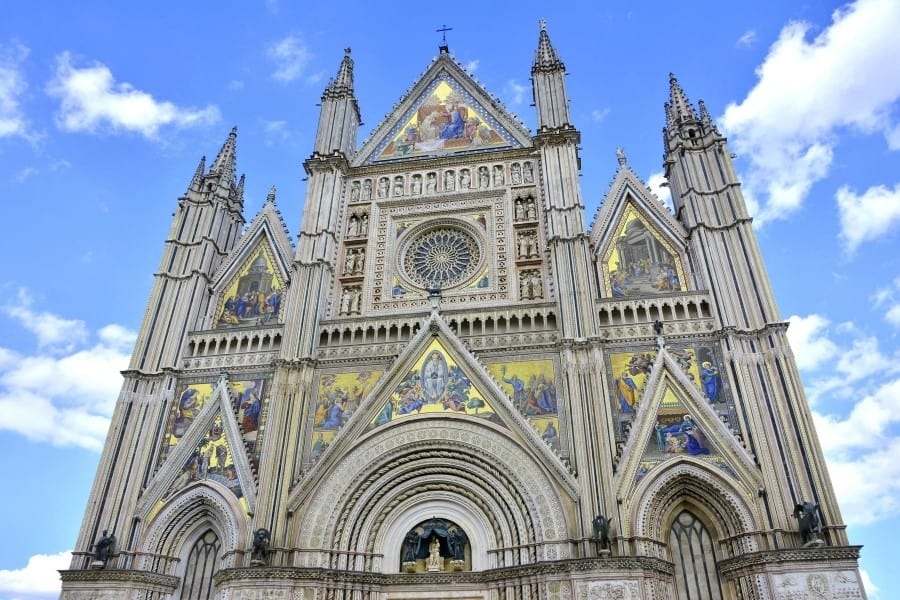 The stunning facade of the Duomo di Orvieto