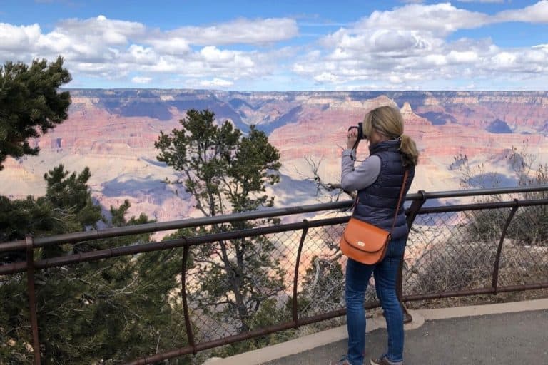 Midlife Globetrotter photographing the Grand Canyon with a Lo & Sons Camera Bag