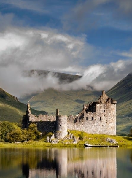 A castle at the coast in the Scottish Highlands