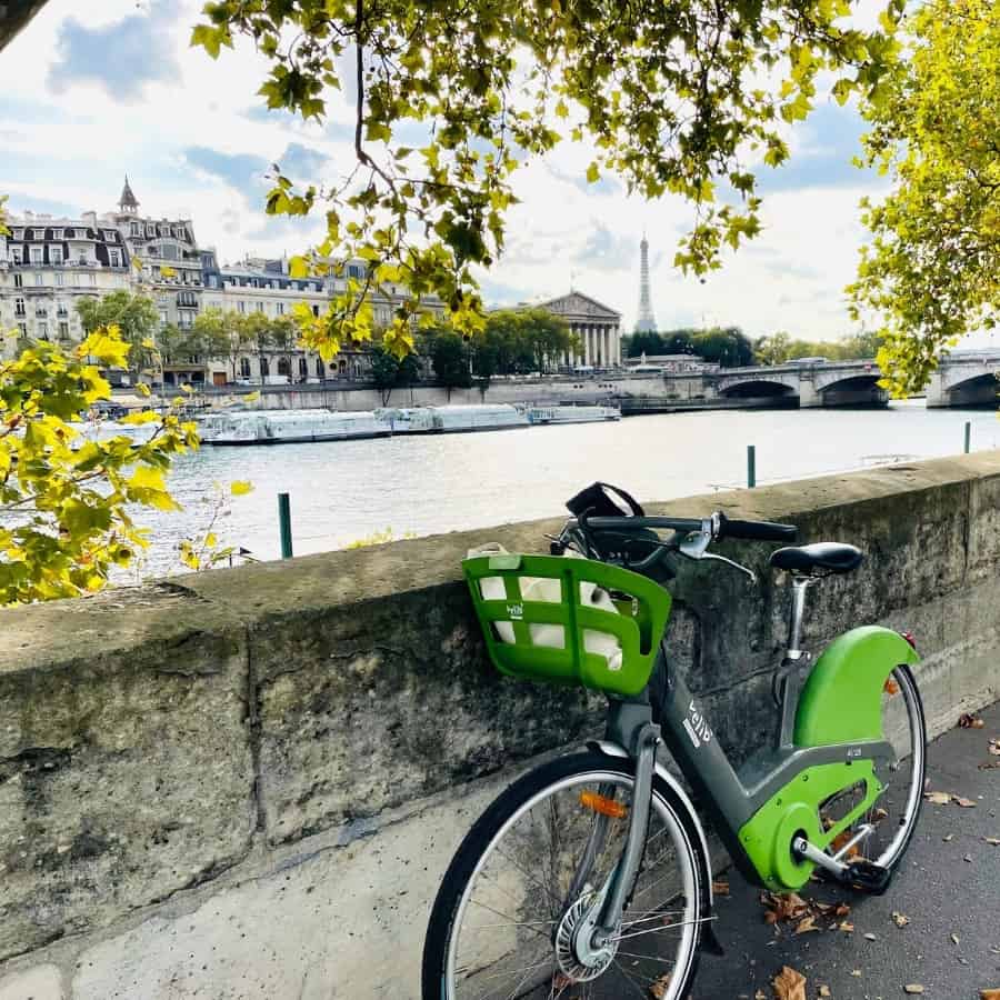 A Velib rental bike at the River Seine in Paris
